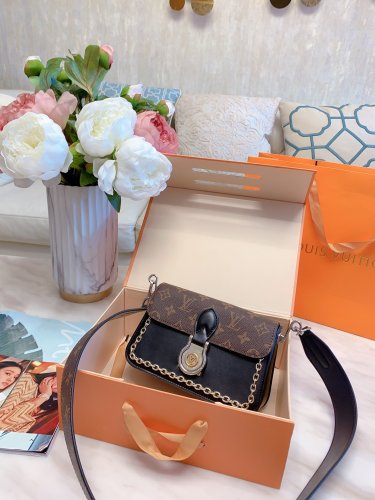 LOUIS VUITTON  LB5712005030045  size: 21x13cm