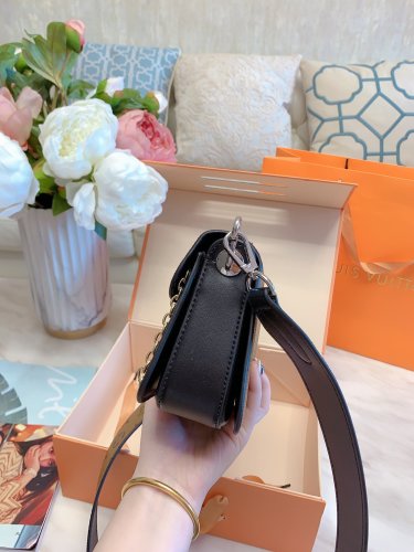 LOUIS VUITTON  LB5712005030044  size: 21x13cm