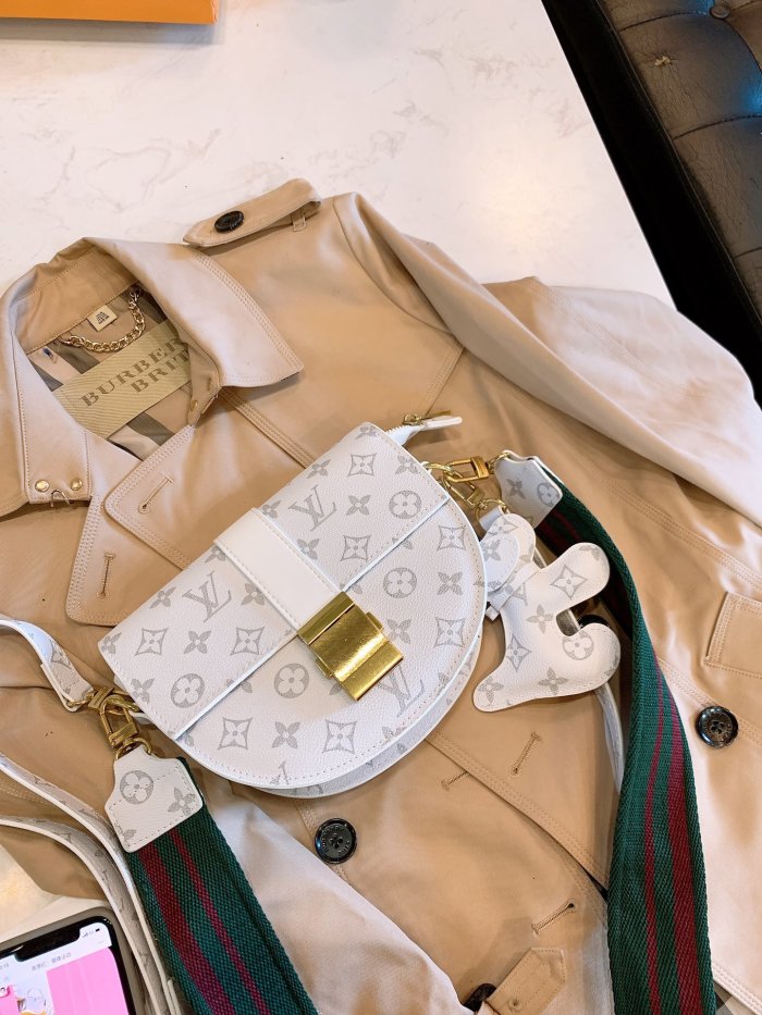 LOUIS VUITTON  LB5412005020120  size: 22cm