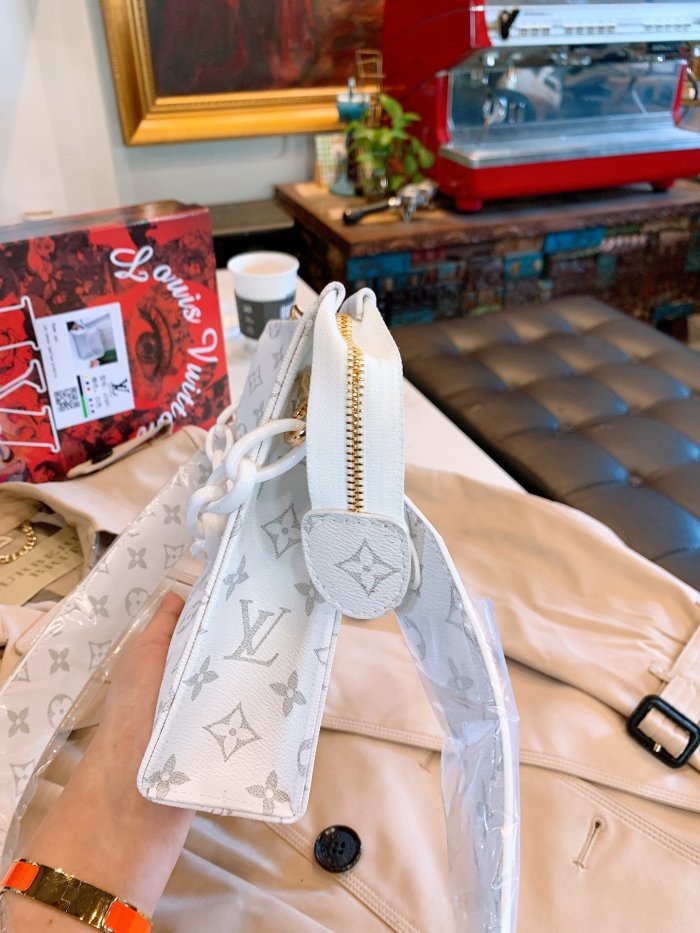 LOUIS VUITTON  LB5312005020118  size: 26x20cm