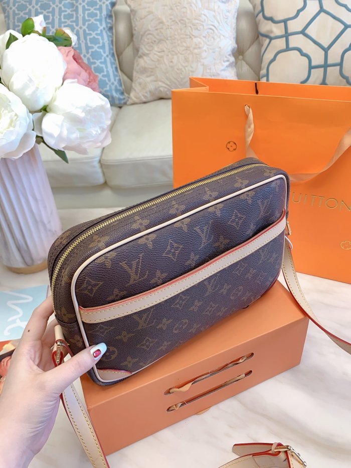 LOUIS VUITTON  LB5712005030099  size: 25x20cm