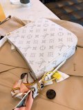 LOUIS VUITTON  LB0212005020116  size: 20cm