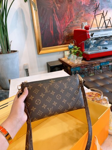 LOUIS VUITTON  LB0012005020107  size: 20cm