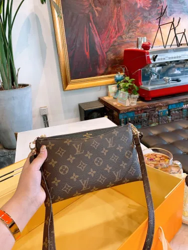 LOUIS VUITTON  LB0012005020107  size: 20cm