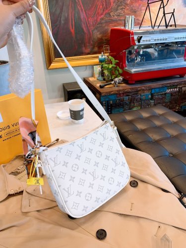 LOUIS VUITTON  LB0212005020116  size: 20cm