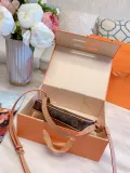 LOUIS VUITTON  LB0412005030043  size: 22x14cm