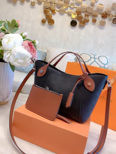 LOUIS VUITTON  LB5022005030076  size: 13x19cm