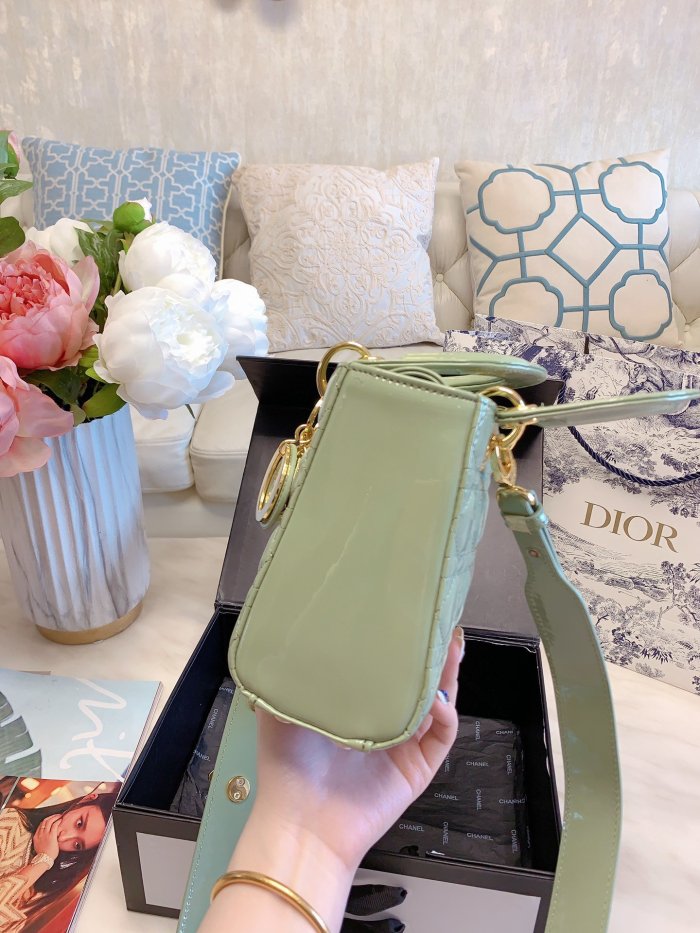 DIOR  LB0022005030070  size: 18x15cm