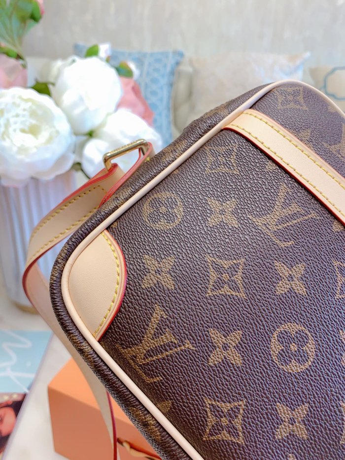 LOUIS VUITTON  LB5712005030099  size: 25x20cm