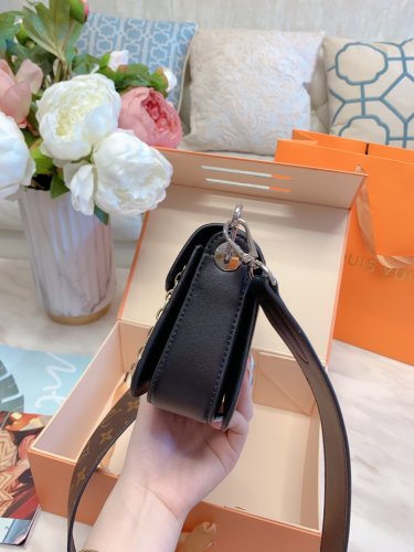 LOUIS VUITTON  LB5712005030045  size: 21x13cm