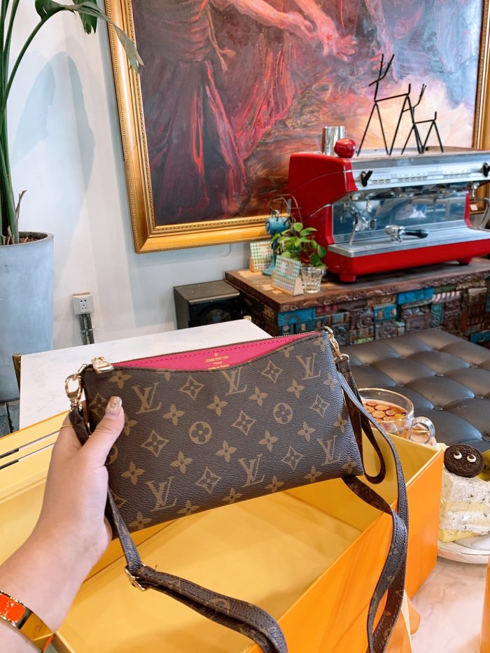 LOUIS VUITTON  LB0012005020107  size: 20cm