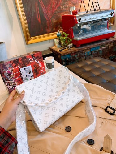 LOUIS VUITTON  LB5312005020118  size: 26x20cm