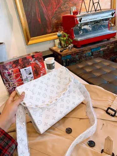 LOUIS VUITTON  LB5312005020118  size: 26x20cm