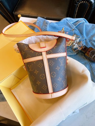LOUIS VUITTON  LB5912005020109  size: 22x15x20cm
