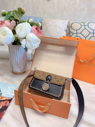 LOUIS VUITTON  LB5712005030044  size: 21x13cm