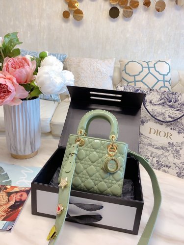 DIOR  LB0022005030070  size: 18x15cm