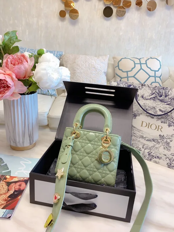 DIOR  LB0022005030070  size: 18x15cm
