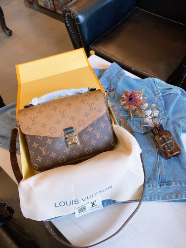 LOUIS VUITTON  LB8912005020108  size: 25x19cm