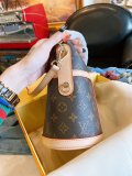 LOUIS VUITTON  LB5912005020109  size: 22x15x20cm