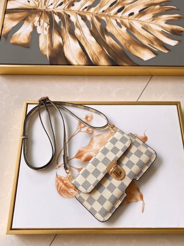 LOUIS VUITTON  LB0012005020115  size: 18cm