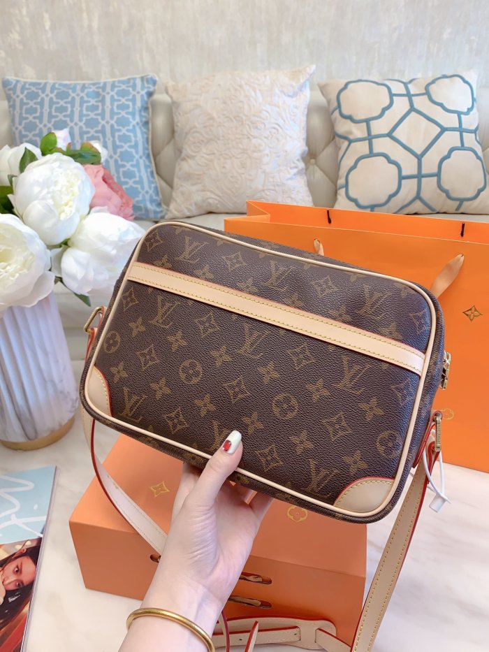 LOUIS VUITTON  LB5712005030099  size: 25x20cm