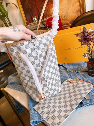 LOUIS VUITTON  LB0122005020110  size: 32x15x29cm