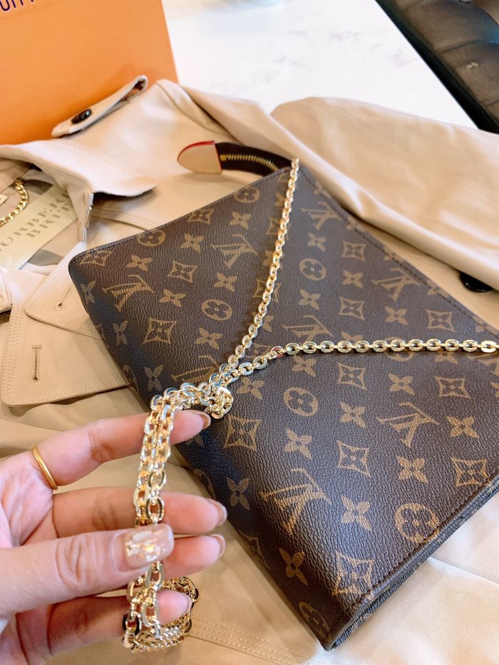 LOUIS VUITTON  LB0212005020129  size: 25x19cm