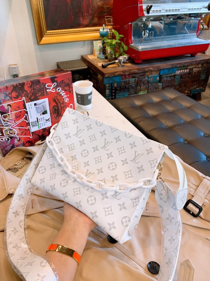 LOUIS VUITTON  LB5312005020118  size: 26x20cm