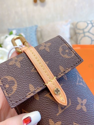 LOUIS VUITTON  LB5412005030100  size: 10x20cm