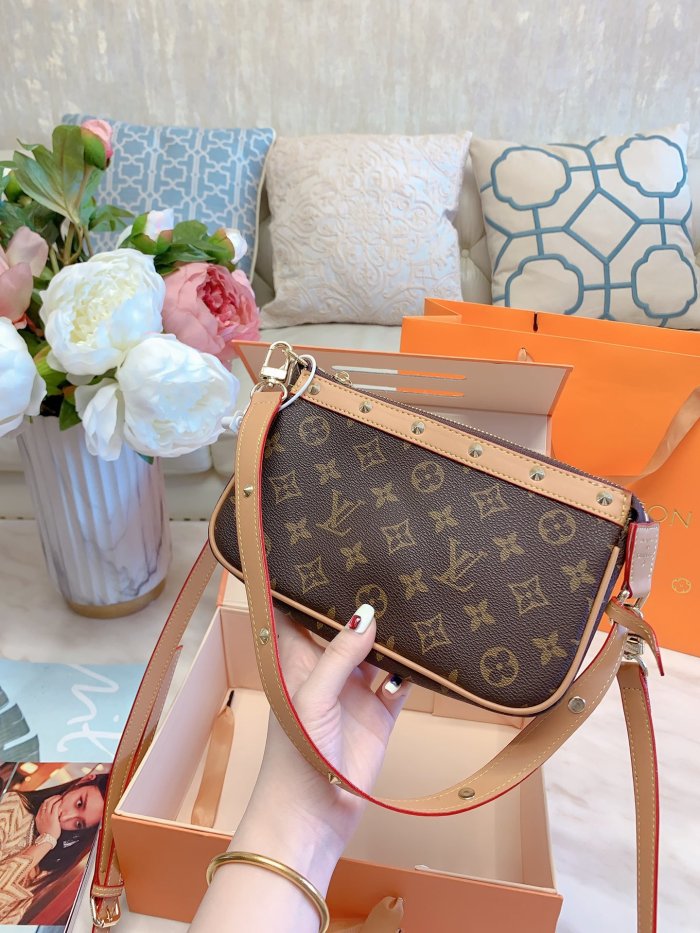 LOUIS VUITTON  LB0412005030043  size: 22x14cm