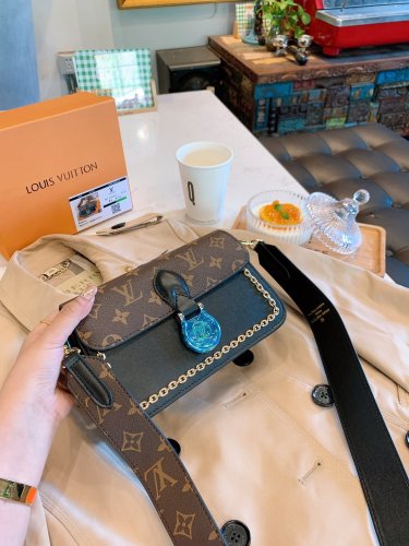 LOUIS VUITTON  LB0612005020151  size: 21x14cm