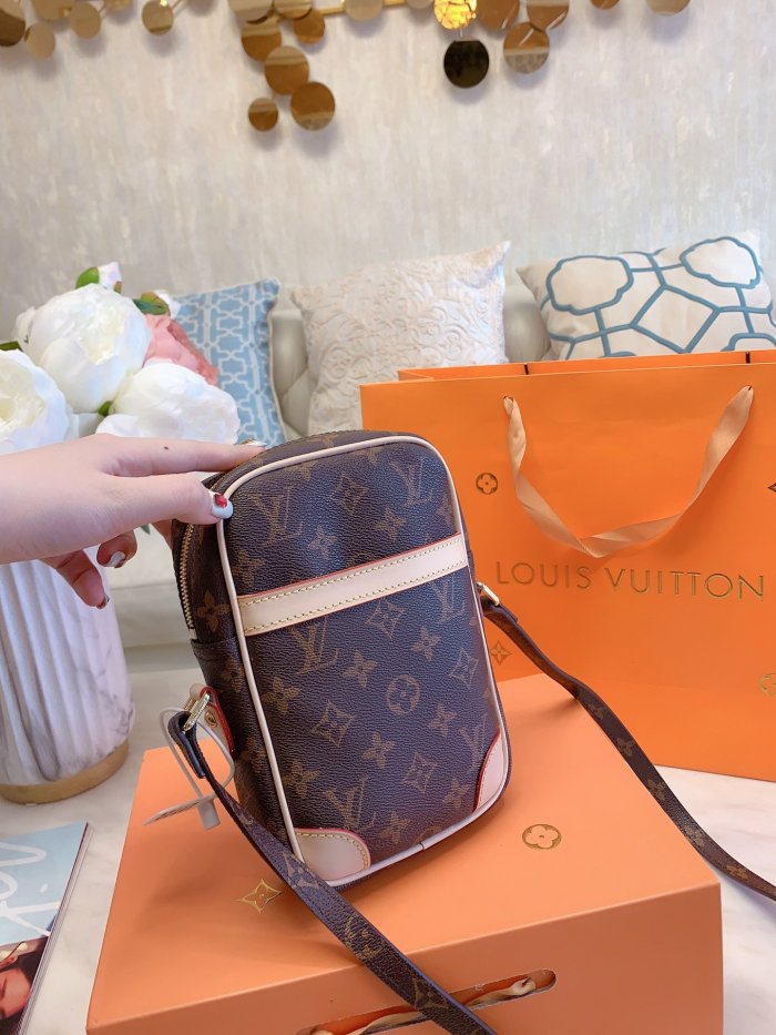 LOUIS VUITTON  LB5612005030098  size: 14x20cm