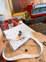 LOUIS VUITTON  LB5312005020118  size: 26x20cm