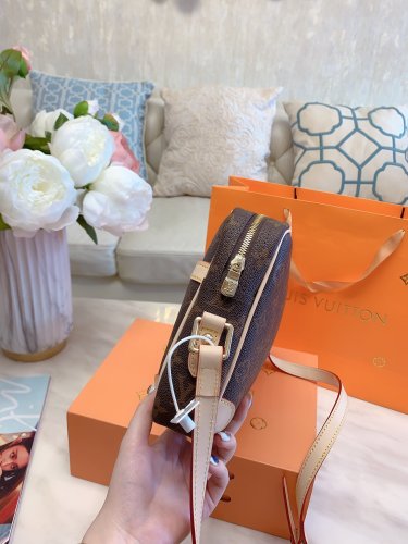 LOUIS VUITTON  LB5712005030099  size: 25x20cm