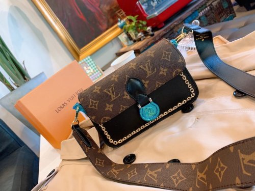 LOUIS VUITTON  LB0612005020151  size: 21x14cm