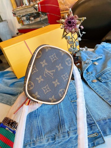 LOUIS VUITTON  LB582005020114  size: 15x17cm