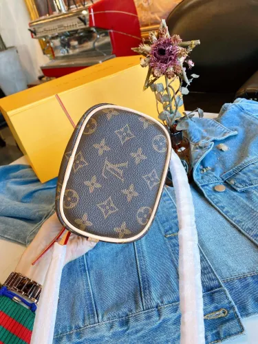 LOUIS VUITTON  LB582005020114  size: 15x17cm