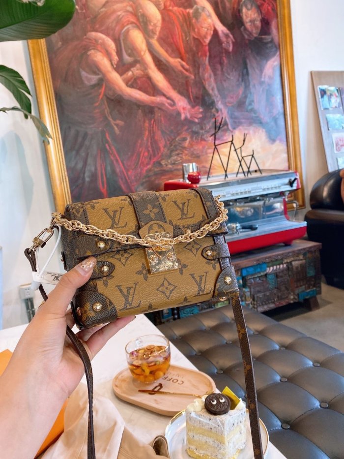 LOUIS VUITTON  LB0612005020103  size: 17x12cm