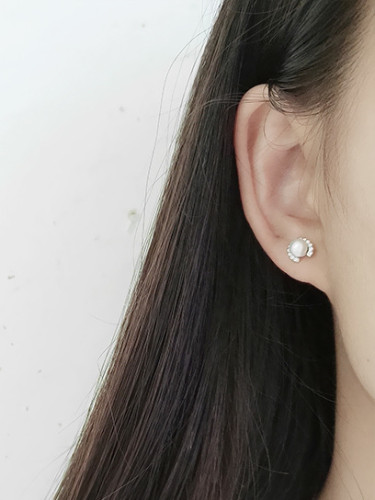 Fashion White Freshwater Pearl Round Silver Stud Earrings