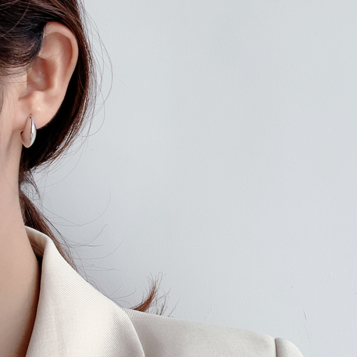 E1186 韩版S925纯银月亮耳钉女ins冷淡风个性百搭光面C型耳钉耳饰