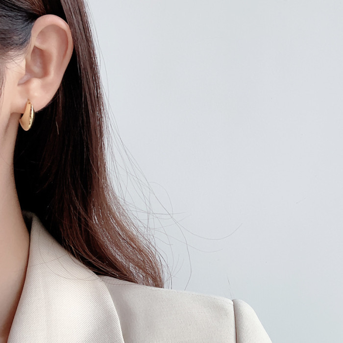 E1186 韩版S925纯银月亮耳钉女ins冷淡风个性百搭光面C型耳钉耳饰