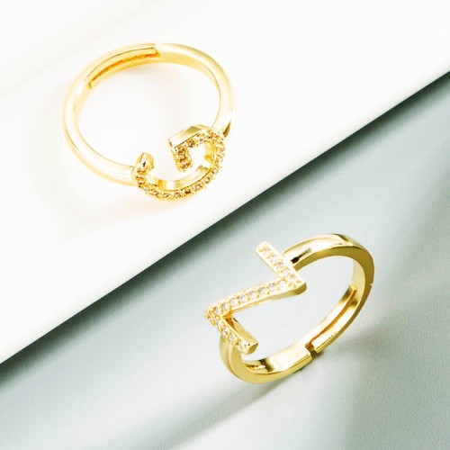 joyería al por mayor 26 anillo de oro laminado del alfabeto inglés