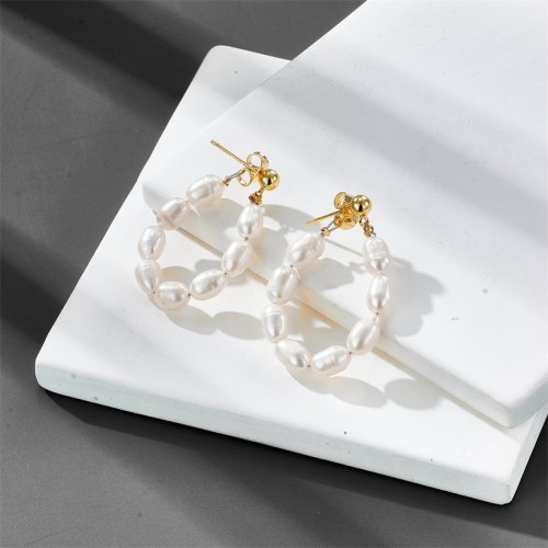 Aretes redondos chapados en oro de 14 quilates de latón barroco con perlas de agua dulce a la moda