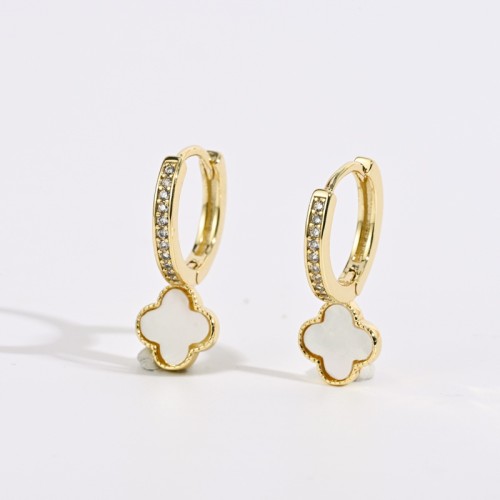 nuevos aretes de latón chapado en oro real de 14k con trébol de cuatro hojas y nácar blanco