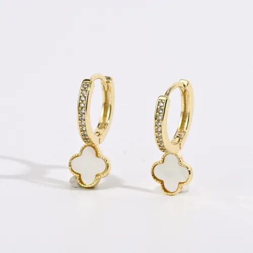 nuevos aretes de latón chapado en oro real de 14k con trébol de cuatro hojas y nácar blanco