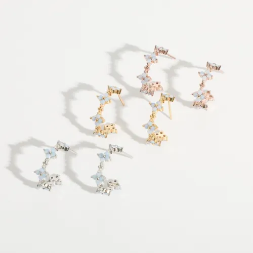 Flores simples con incrustaciones de piedra semipreciosa aretes de oro laminado en forma de C al por mayor