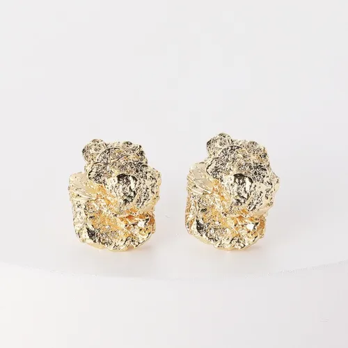 Latón chapado en oro oro laminado convexo pliegue Stud pendientes irregulares mujeres