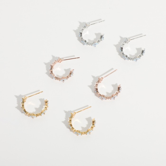 Flores simples con incrustaciones de piedra semipreciosa aretes de oro laminado en forma de C al por mayor