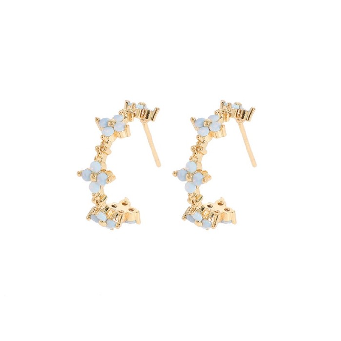 Flores simples con incrustaciones de piedra semipreciosa aretes de oro laminado en forma de C al por mayor