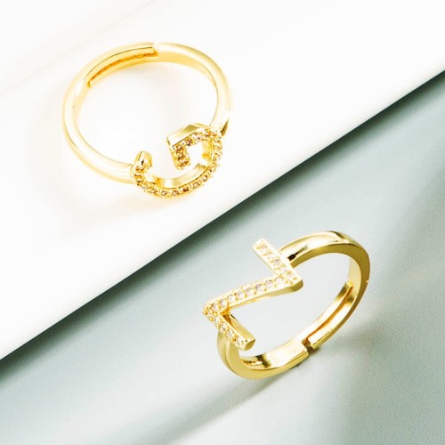 joyería al por mayor 26 anillo de oro laminado del alfabeto inglés